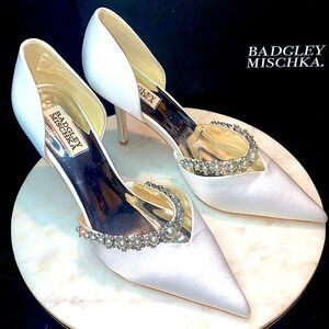 BADGLEY MISCHKA NATHALIE WHITE SATIN PEARLS & STRAP CRYSTAL NEW SIZE 9